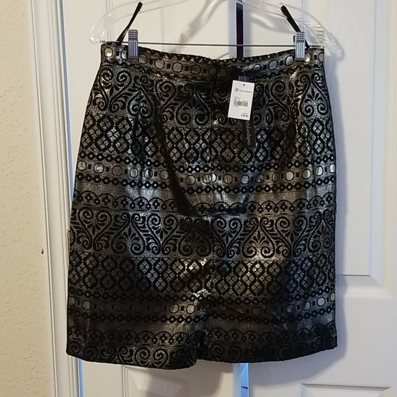 Black and Gold metallic thread skirt - Picture 2 of 6